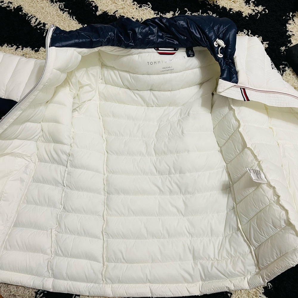 Like New Women Size Small Tommy Hilfiger Packable Hooded Puffer Jacket In white - Picture 9 of 16